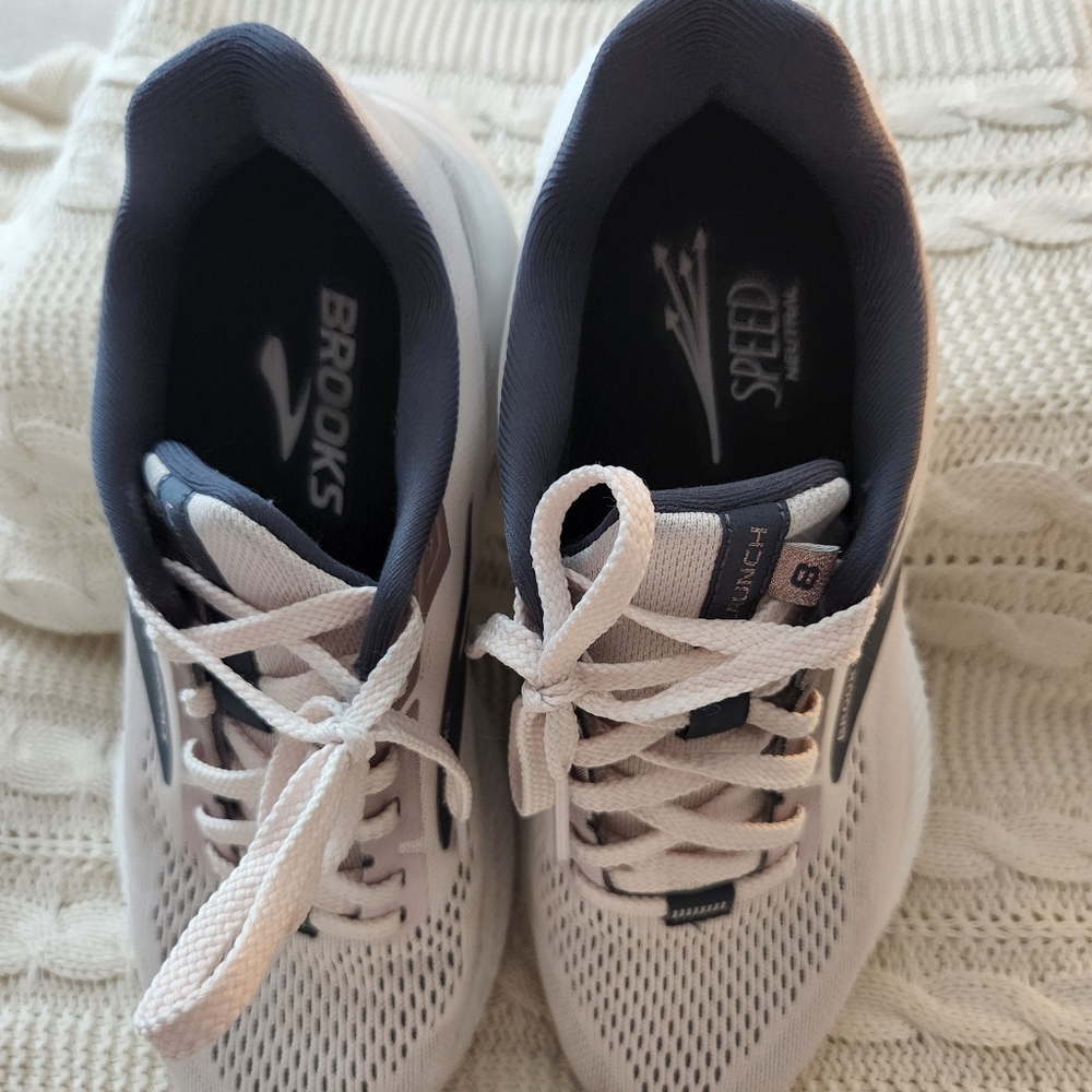 Brooks tenny shoes